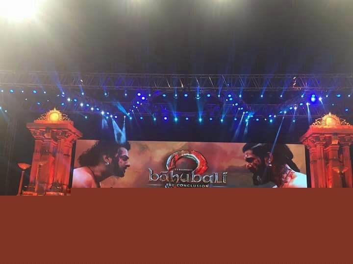 মঞ্চে তখন গোটা স্টার কাস্ট।