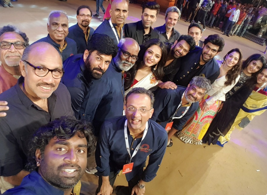 সেলফি সেশন। কর্ণ জোহরের সঙ্গে ছবির পরিচালক রাজামৌলি, প্রভাস, তামান্না, অনুষ্কা, ডগ্গুবাটি-সহ অন্যরা।