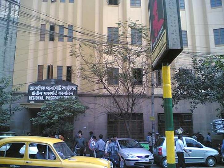 কলকাতা আরপিও- কম সময়ে পাসপোর্ট ইস্যুর তালিকায় ১৩ নম্বরে রয়েছে কলকাতা। মাত্র ২৯ শতাংশ ক্ষেত্রে ১৫ দিনের মধ্যে এই অফিস থেকে পাসপোর্ট ইস্যু করা হয়েছে। মাত্র ২২ শতাংশ ক্ষেত্রে ১৫ থেকে ৩০ দিনের মধ্যেই পাসপোর্ট পাওয়া গিয়েছে। ৪৭ শতাংশ ক্ষেত্রে এক মাসের বেশি সময় লেগেছে।