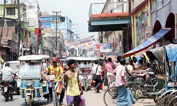 হাঁসফাঁস: রাস্তার অবস্থা। ছবি: সজল চট্টোপাধ্যায়

