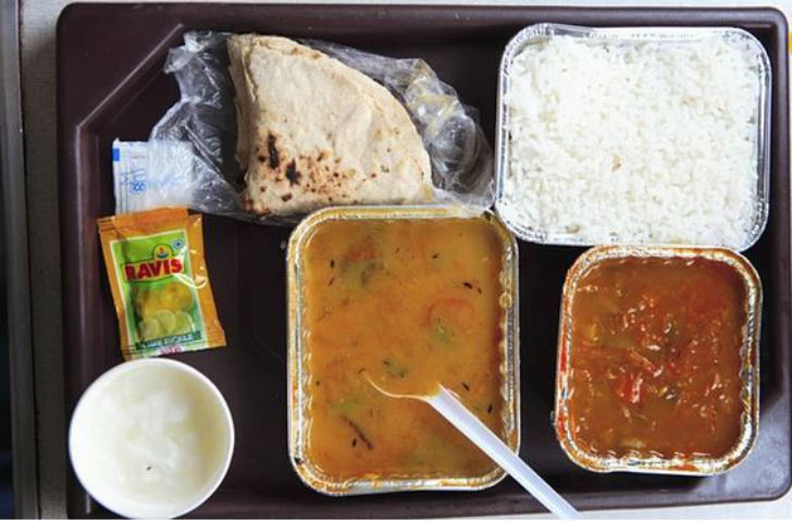 দুপুরে যদি নিরামিষ খাবার খান তবে আপনাকে দিতে হবে ৫০ টাকা। কী কী খাকবে মেনুতে?  থাকবে ভাত (১৫০ গ্রাম), ২টি পরোটা অথবা ৪টি রুটি (১০০ গ্রাম), ডাল(১৫০ গ্রাম), মিক্সড ভেজ (১৫০ গ্রাম), আচারের প্যাকেট, দই (১০০ গ্রাম) অথবা একটি মিষ্টি (৪০ গ্রাম) এবং প্যাকেজড ওয়াটার (২৫০ মিলিলিটার)।