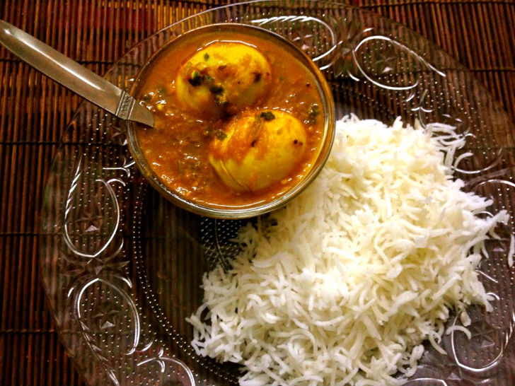 আর যদি দুপুরে আমিষ খাবার অর্ডার দিতে চান তবে ৫৫ টাকা খরচ করতে হবে। ভাত (১৫০ গ্রাম), ২টি পরোটা অথবা ৪টি রুটি (১০০ গ্রাম), ডাল(১৫০ গ্রাম), ২টি ডিমের কারি(১৫০ গ্রাম), ১টি আচারের প্যাকেট, দই (১০০ গ্রাম) অথবা একটি মিষ্টি (৪০ গ্রাম) এবং প্যাকেজড ওয়াটার (২৫০ মিলিলিটার)।