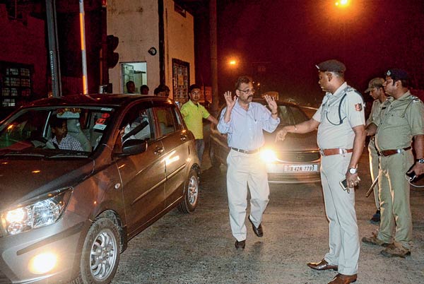 Police trying to control on vehicles speed to stop accidents at Durgapur Expressway