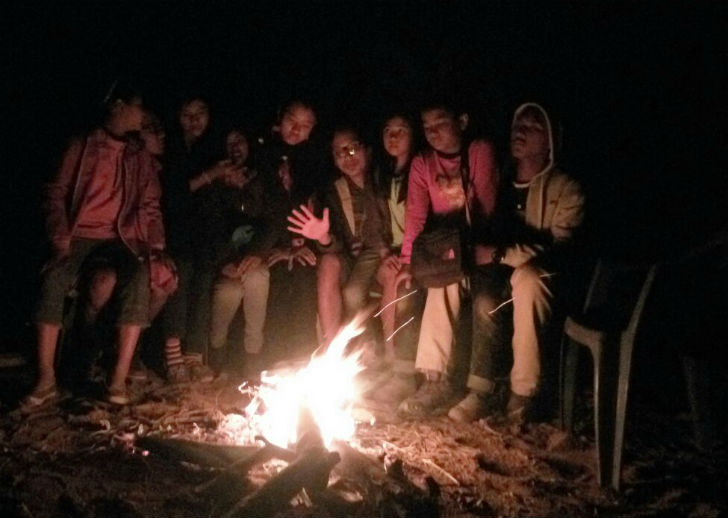 আগুনের সামনে পর্যটকদের ভিড়।