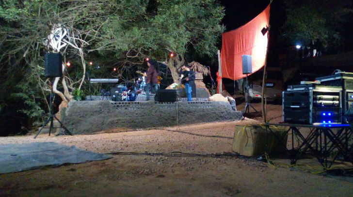 অন্ধকার নামতেই জমে ওঠে গানবাজনার আসর।