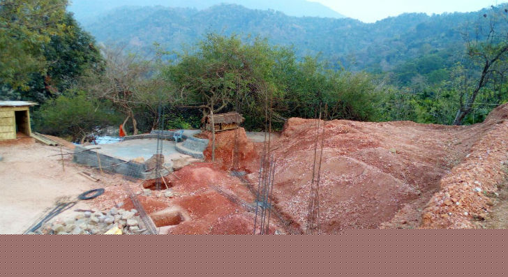 তখনও নির্মাণকাজ চলছে।