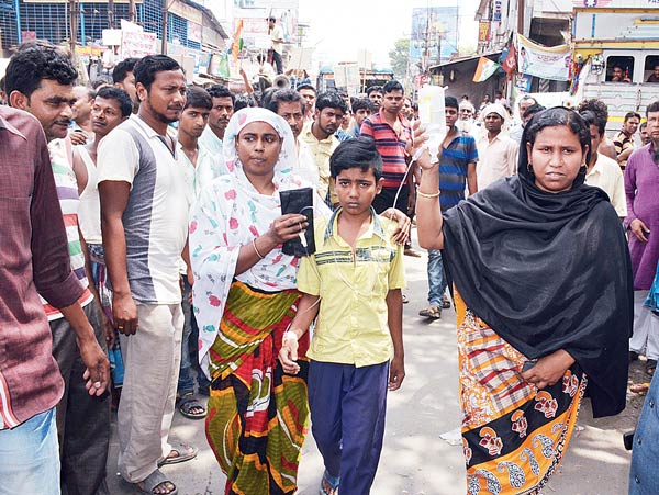 Road Blockade in Deganga due to TMC inter-clash on Gatidhara Prakalpa