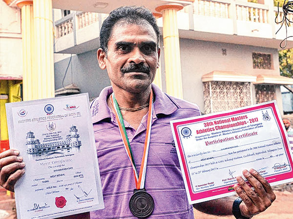 প্রাপ্তি: জাতীয়স্তরের ক্রীড়া প্রতিযোগিতায় সফল সোমনাথ দাস। ছবি: সৌমেশ্বর মণ্ডল।