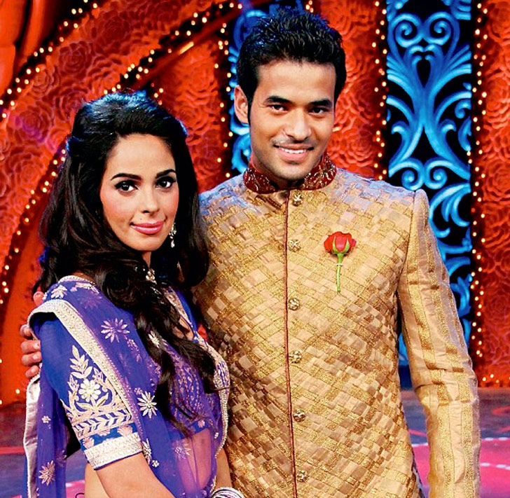 মল্লিকা শেরাওয়াত ও বিজয় সিংহ- <br> 
একটি রিয়্যালিটি শো’তে আলাপ হয় দু’জনের। সেখানে বিজয়ের জামার বুক পকেটে গোলাপ জুড়ে বিয়ের প্রতিশ্রুতি <br> দিয়েছিলেন মল্লিকা। বলেছিলেন, এক বছরের মধ্যে বিয়ে করে নেবেন। <br> কিন্তু শেষ অবধি তা আর হয়নি। ভেঙে যায় বিজয় এবং মল্লিকার সম্পর্ক।