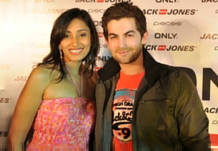 নীল নিতিন মুকেশ ও প্রিয়ঙ্কা ভাটিয়া- <br> 
দুই বছরেরও বেশি সম্পর্ক ছিল নীল নিতিন মুকেশ ও প্রিয়ঙ্কা ভাটিয়ার। কিন্তু নীলের পরিবারের আপত্তি ছিল এই বিয়েতে। <br> তাই তাঁদের সম্পর্ক ভেঙে যায়। কয়েক দিন আগে বিয়েও করে ফেলেন নীল।