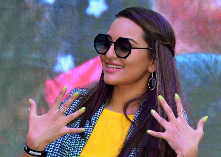 সোনাক্ষী সিনহা: মুম্বইয়ের প্যালাডিয়ামে এক সঙ্গে প্রায় কয়েক হাজার মহিলা বসে নেলপলিশ পরে রেকর্ড গড়েছিলেন। তাঁদের মধ্যে একজন ছিলেন সোনাক্ষী সিনহা। সেই কারণে গিনেজ বুকে নাম উঠেছিল নায়িকার।