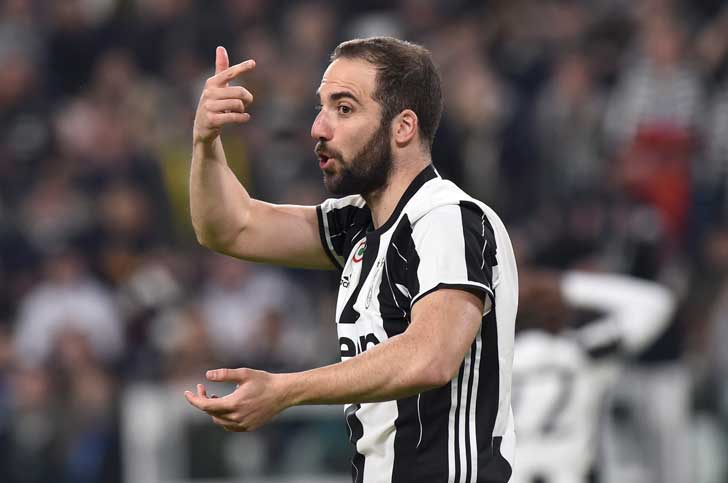 গনসালো ইগুয়াইন: গত মরসুমে নাপোলিকে প্রায় একার হাতে সিরি এ খেতাব দেওয়া এই আর্জেন্তিনীয় তারকাকে সাড়ে ৭ কোটি ইউরোয় কেনে য়ুভেন্তাস।