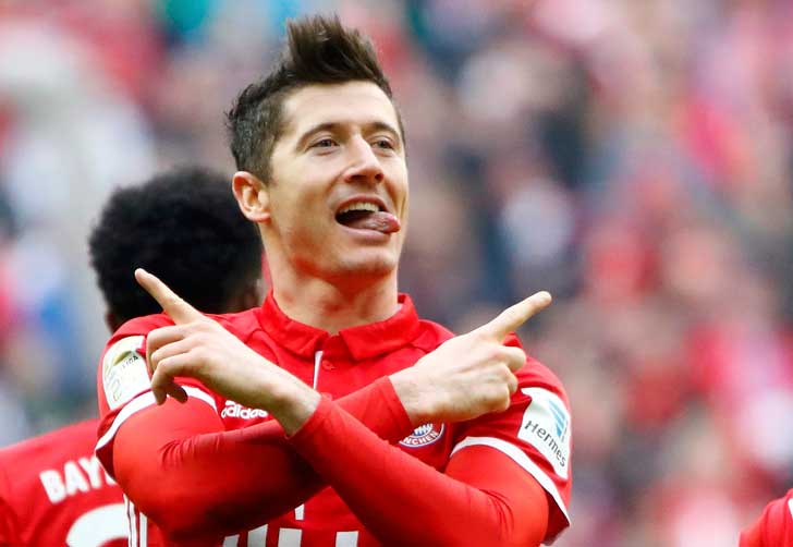 রবার্ট লেওয়ানডস্কি: এই মুহূর্তে বিশ্বের অন্যতম সেরা ফিনিশারদের অন্যতম পোলিশ তারকাকে বায়ার্ন কিনেছিল প্রায় ৮ কোটি পাউন্ডে।