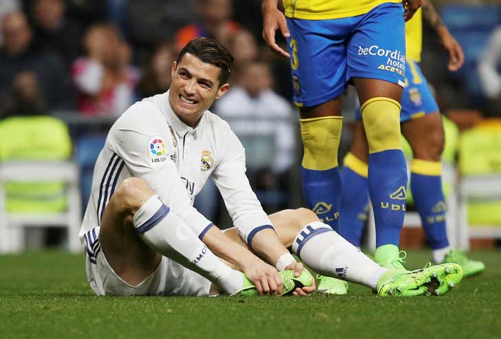 ক্রিশ্চিয়ানো রোনাল্ডো: এই যুগের অন্যতম সেরা ফুটবলার রোনাল্ডোকে ম্যানচেস্টার ইউনাইটেড থেকে কেনে রিয়াল মাদ্রিদ। বর্তমানে তাঁর দর ১০ কোটি পাউন্ড।