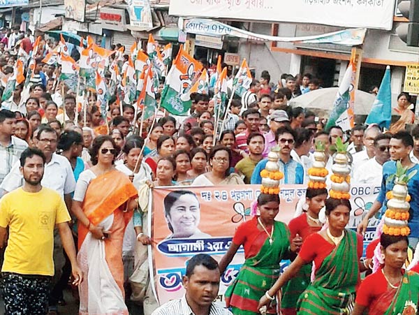 পায়ে-পায়ে: প্রস্তুতি মিছিল। ছবি: দিলীপ নস্কর।