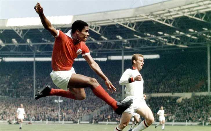 ইউসেবিও: পর্তুগালের সর্বকালের সেরা ফুটবলার। ১৯৬৫-এর ব্যালন ডি’অর একটি মাত্র বিশ্বকাপ খেলেছেন। ১৯৬৬-এর সেই বিশ্বকাপে দুর্দান্ত ফর্মে থাকা পর্তুগলকে হারিয়ে দেয় ইংল্যান্ড। আর কোনও দিনই দেশের হয়ে ট্রফি জেতেননি ইউসেবিও।