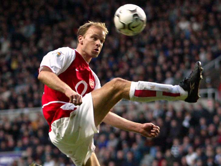 ডেনিস বার্গক্যাম্প: প্রিমিয়ার লিগে খেলা বিদেশি ফুটবলারদের মধ্যে বার্গক্যাম্পকে অন্যতম সেরা বলেন অনেক বিশেষজ্ঞই। ৩টি প্রিমিয়ার লিগ, চারটি এফ এ কাপ জেতা ডাচ মহাতারকা দেশের হয়ে দু’টি ইউরো এবং একটি বিশ্বকাপ সেমিফাইনাল খেললেও ট্রফি জেতেননি।