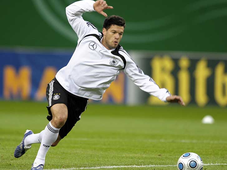 মাইকেল বালাক: বিশ্বের সর্বকালের অন্যতম সেরা মিডফিল্ডারদের তালিকায় অনায়াসে সুযোগ পাবেন এই জার্মান। বহু দিন দলের অধিনায়কত্ব করা বালাককে ‘ফাইনাল ফ্লপ’ বলা হয়। বেশ কয়েক বার আন্তর্জাতিক ট্রফির কাছাকাছি এসেও খালি হাতে ফিরতে হয়েছে তাঁকে। ২০০২ বিশ্বকাপ ফাইনালে ব্রাজিল এবং ২০০৮ বিশ্বকাপ ফাইনালে স্পেনর কাছে হারে বালাকের জার্মানি।