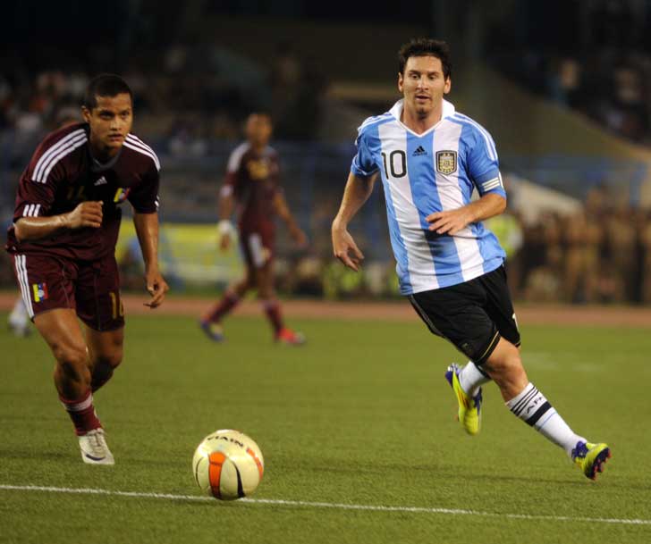 লিওনেল মেসি: তিন বার কোপা আমেরিকা, একবার বিশ্বকাপ ফাইনালে উঠলেও চার বারই রানার্স হয়ে সন্তুষ্ট থাকতে হয়েছে পাঁচ বারের এই ব্যালন ডি’অরকে। শেষ বার কোপা ফাইনালে হারার পর হতাশ মেসি অবসরই নিয়ে নেন। তবে ফিরে আসেন কয়েক দিনের মধ্যেই। পরবর্তী বিশ্বকাপের টিকিট আর্জেন্তিনা আদৌ পাবে কি না সেটাই প্রশ্নের মুখে থাকায় বড় আন্তর্জাতিক ট্রফি জেতার সম্ভাবনা মেসির প্রায় নেই বললেই চলে।