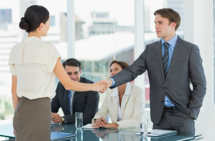 সঠিক সময়ে পৌঁছন: <br> 
নির্ধারিত সময়ের অন্তত আধ ঘন্টা আগে অফিসে পৌঁছন। একেবারে শেষ মুহূর্তে তাড়াহুড়ো করে ঢোকার চেয়ে কিছুটা আগে <br> পৌঁছে যাওয়া অনেক ভাল। হাতে অতিরিক্ত সময় থাকলে পরিবেশের সঙ্গে মানিয়ে নেওয়া যায়। <br> মানসিক প্রস্তুতিরও দরকার হয় ইন্টারভিউতে ঢোকার আগে।