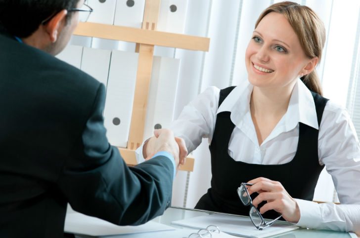 প্রশ্ন করুন: <br> 
ভাববেন না, ইন্টারভিউ মানে পরীক্ষকরাই শুধু প্রশ্ন করবে আর আপনি উত্তর দেবেন। এই ধারণা বদলানোর সময় এসেছে। <br> ইন্টারভিউ পর্বে আপনিও আলোচনায় সমান ভাবে অংশ নিন। কোম্পানির কাজ, মাইনে বা মনে অন্য <br> যে কোনও প্রশ্ন এলে সঠিক ভাবে তা পরিবেশন করুন। এতে পরীক্ষকদের মনে আপনার প্রতি ধারণা স্পষ্ট হবে।