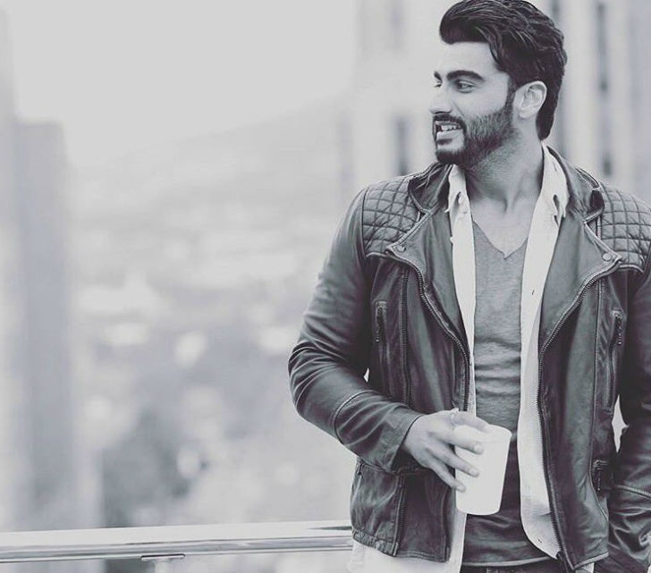 অর্জুন কপূর: <br> 
কপূর পরিবারে সোনার চামচ মুখে নিয়েই জন্ম অর্জুনের। সফল পরিচালক বনি কপূরের ছেলে হিসাবে মাত্র ১৮ বছর <br> বয়স থেকেই অ্যাসিসট্যান্ট পরিচালক হিসাবে কাজ করেছেন অর্জুন। <br> ‘কুছ কুছ হোতা হ্যায়’-তে সহ-পরিচালক হিসাবে কাজ করে জীবনে প্রথম বার রোজগার করেছিলেন <br> ৩৫ হাজার টাকা। আর সেই টাকার পুরোটাই ব্যাঙ্কে রাখার জন্য বাবা-মা’র হাতে তুলে দিয়েছিলেন তিনি।