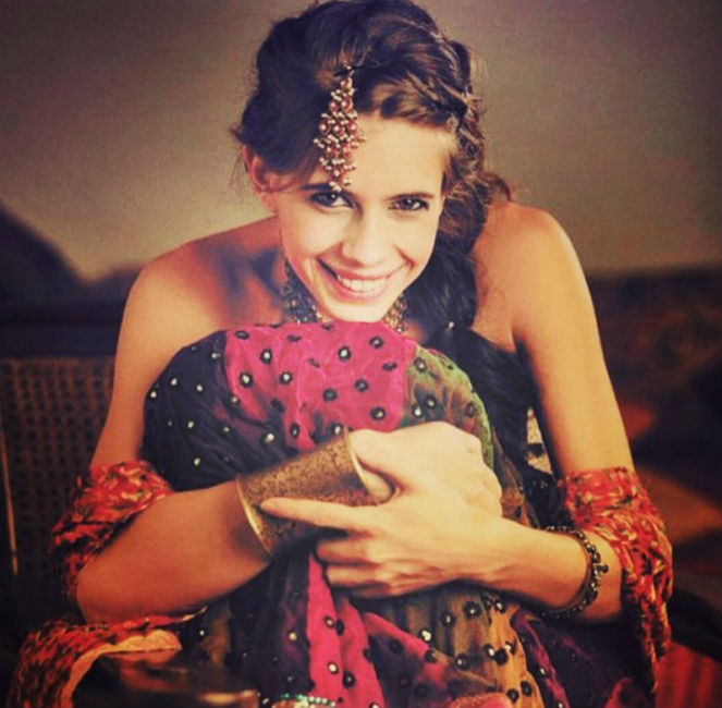 কল্কি কোয়েচলিন: <br> 
লন্ডনে থেকে পড়াশোনা করতেন কল্কি। কিন্তু বাড়ি ভাড়া দেওয়ার টাকা ছিল না। থাকা-খাওয়ার খরচ চালাতে লন্ডন ক্যাফেতে <br> ওয়েট্রেসের কাজ শুরু করেন। মাইনে হাতে পেয়েই আগে বাড়ি ভাড়া মেটাতেন তিনি।