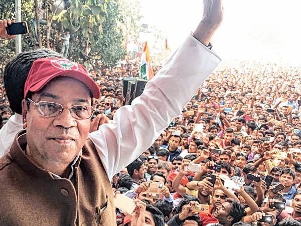 সভায়: বারাণসীতে কিরণময় নন্দ। শুক্রবার। নিজস্ব চিত্র

