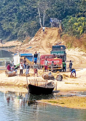 বালি-চুরি: শিলাবতী নদী থেকে উঠছে বালি। ছবি: কৌশিক সাঁতরা