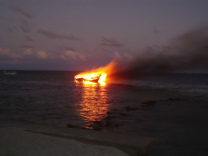 সেই সময় নৌকায় থাকা একটি গ্যাসের টিন ফেটে যায়। যাতে অ্যান্টোনিও’র ডান হাতটা পুরো পুড়ে গিয়েছিল।