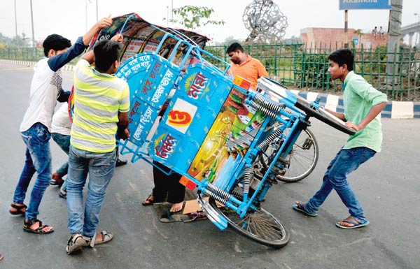 Battery-Rickshaw Lost its control and turned over