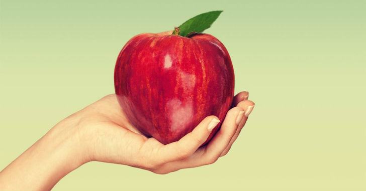 আপেল: আপেল উচ্চমাত্রায় ফাইবারযুক্ত খাবার। এতে অ্যান্টি-ইনফ্লামেটরি উপাদান আছে যা ক্ষতিকারক কোলেস্টেরল দূর করে হার্ট অ্যাটাক প্রতিরোধ করে। এ ছাড়া এটি ক্যানসারের ঝুঁকিও কমায়।