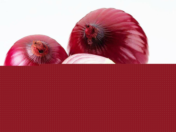 পেঁয়াজ: কিডনি সুস্থ রাখার আর একটি অন্যতম উপাদান পেঁয়াজ। এতে প্রচুর পরিমাণে ফ্ল্যাভোনয়েড রয়েছে। যা রক্তের চর্বি দূর করে। এ ছাড়া এতে কুয়ারসেটিন আছে যা হৃদরোগ প্রতিরোধ করে। পেঁয়াজে পটাশিয়াম ও প্রোটিন আছে যা কিডনির জন্যও বেশ উপকারী।