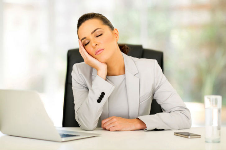 সহজেই ক্লান্ত হওয়া: আপনি হয়তো ভাবছেন যে কম কার্বোহাইড্রেট ও বেশি প্রোটিন গ্রহণ করার ফলে আপনার ওজন কমবে এবং আপনি ফিট থাকবেন। কিন্তু আপনার শারীরিক কাজ ঠিকভাবে সম্পন্ন হওয়ার জন্য কার্বোহাইড্রেট গ্রহণ করা প্রয়োজন। নিম্ন মাত্রার কার্বোহাইড্রেট যুক্ত খাবার অর্থাৎ নিম্ন ফাইবারের খাবার খাওয়ার ফলে আপনি ক্লান্ত ও বিচলিত অনুভব করতে পারেন। তাই ফাইবার গ্রহণ কমানো ছাড়াই ওজন কমানোর চেষ্টা করুন।