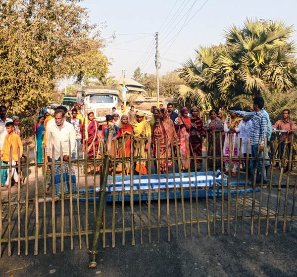 বিক্ষোভ: মৃতের দেহ রেখে অবরোধ ভায়োরে। নিজস্ব চিত্র