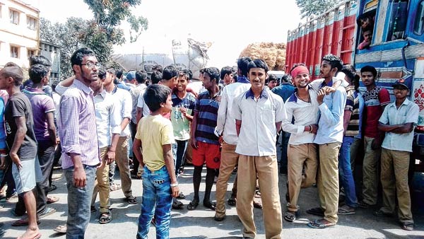 ক্ষোভ: স্কুলের সামনে পথ অবরোধ ছাত্রদের। নিজস্ব চিত্র

