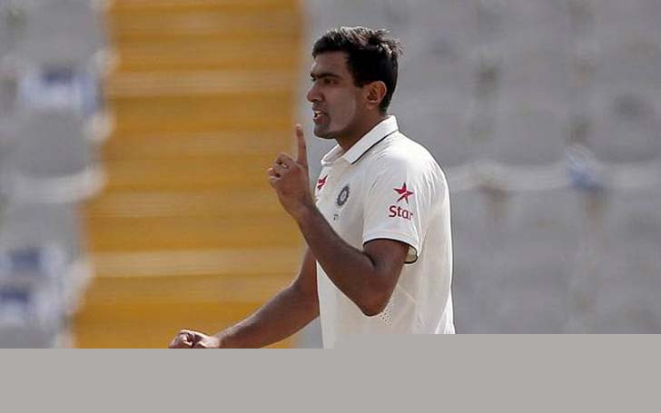 রবিচন্দ্রন অশ্বিন- বেঙ্গালুরু টেস্টে জয়ের অন্যতম কারিগর রবিচন্দ্রন অশ্বিন ফের ৬ উইকেট নিয়ে এক ইনিংসে ৫ উইকেট নেওয়ার কৃতিত্ব গড়লেন। সবচেয়ে কম টেস্ট খেলে ২৫ বার পাঁচ উইকেট নেওয়ার নজির গড়লেন তিনি। এর সঙ্গে সর্বোচ্চ উইকেট নেওয়া ভারতীয় বোলার হিসাবে সেরা পাঁচের তালিকায় জায়গা করে নিলেন অশ্বিন। তাঁর ঝুলিতে রয়েছে ২৬৯টি উইকেট।