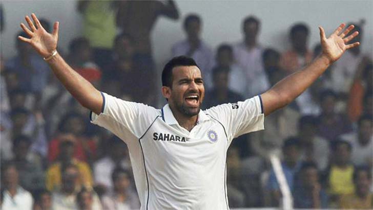 জাহির খান- বাঁহাতি পেসার জাহির খানের তিনশো উইকেট পাওয়ার নজির রয়েছে। তাঁর দখলে মোট ৩১১টি উইকেট আছে। যার মধ্যে ১১ বার ৫ উইকেট পেয়েছেন জাহির খান।