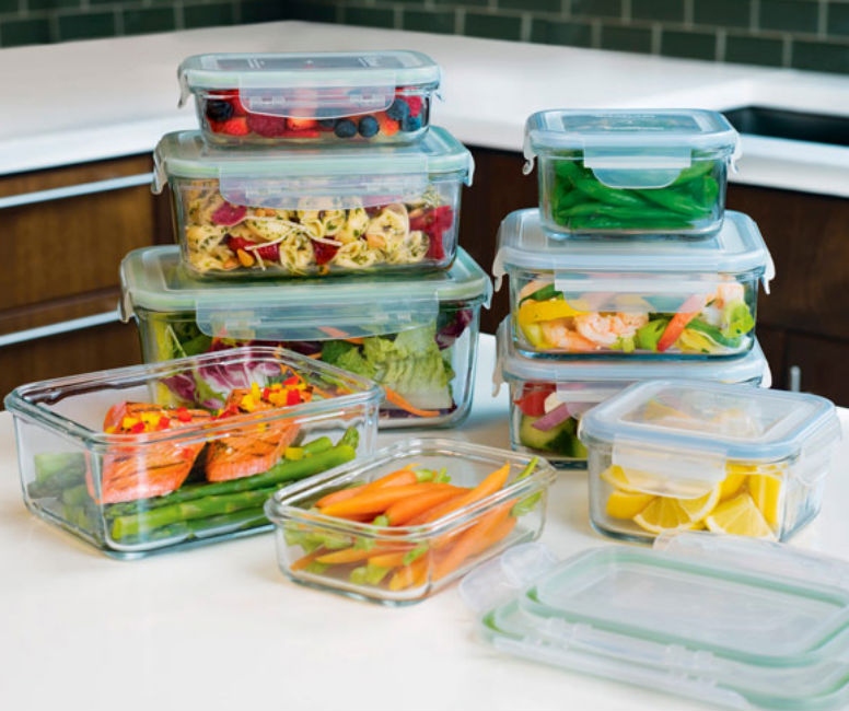 আজকাল প্লাস্টিক কন্টেনারে অনেকেই খাবার রেখে দেন। পরে আভেনে তা গরমও করেন।<br>
অধিকাংশ কন্টেনারই বিসফেনলের মতো কৃত্রিম উপাদান দিয়ে তৈরি। যা কন্টেনারের নমনীয়তা<br>
বজায় রাখতে সাহায্য করে। প্লাস্টিক কন্টেনারে বহু ক্ষণ খাবার রাখলে তাতে ওই উপাদান মিশে যায়।<br>
যা দেহের পক্ষে ক্ষতিকারক। একান্তই যদি প্লাস্টিক কন্টেনারে খাবার রাখতে হয় তবে তার তলার লেখা<br>
সতর্কীকরণ চিহ্নগুলি দেখে নিন। অথবা স্টেনলেস স্টিল বা সেরামিকের পাত্রে খাবার রাখুন।