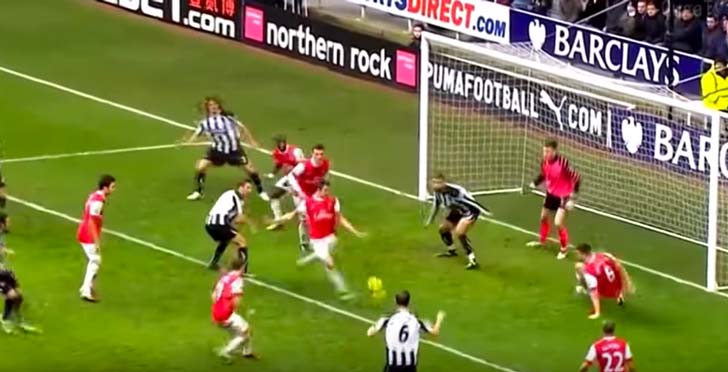 নিউক্যাস্টেল ৪ - ৪ আর্সেনাল (২০১১) -  প্রিমিয়ার লিগে আর্সেনালের বিরুদ্ধে একটি ম্যাচে হাফ টাইমের আগেই দাঁড়িয়ে দাঁড়িয়ে ৪ গোল খায় নিউক্যাস্টেল। তবুও জেতা ম্যাচ হাতছাড়া হয়ে যায় আর্সেনালের। শেষ ১৯ মিনিটে ৪ গোল দিয়ে সমতা ফেরায় নিউক্যাস্টেল।