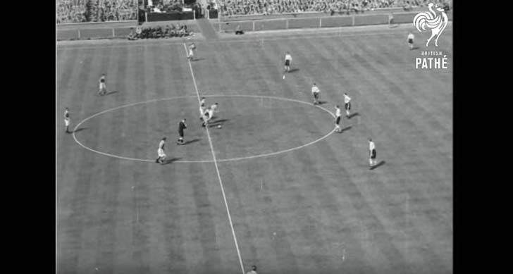 ব্ল্যাকপুল ৪ - ৩ বল্টন ওয়ান্ডারার্স (১৯৫৩)- এফ কাপের ফাইনাল মানেই টানটান উত্তজেনা থাকবে, তা বলার অপেক্ষা রাখে না। ১৯৫৩-র এফ কাপের ফাইনালও সে রকমই একটি ম্যাচ ছিল। এই ম্যাচকে ‘ম্যাথুস ফাইনাল’ নামে পরিচিত। স্টেডিয়ামে এক লক্ষ দর্শকের সামনে প্রথম ২০ মিনিটে ৩ - ১ এগিয়ে বল্টন ওয়ান্ডারার্স। কিন্তু স্টাইকার স্ট্যানলি ম্যাথুসের হ্যাট্রিকে জয় ছিনিয়ে আনে ব্ল্যাকপুল।