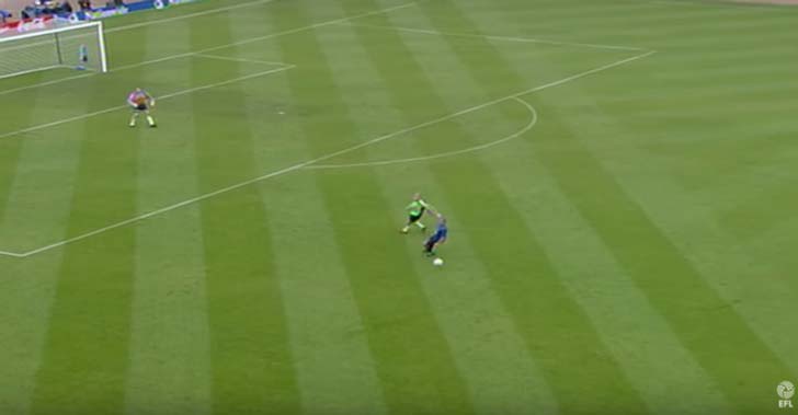 গিলিংহাম ২ -২ ম্যানচেস্টার সিটি (১৯৯৯)- ম্যানচেস্টার সিটি ক্লাবের একটি স্মরণীয় ম্যাচ ছিল গিলিংহামের বিরুদ্ধে। ৯০ মিনিটে পিছিয়ে ছিল ০-২। ম্যানচেস্টার সিটির অধিকাংশ সমর্থক মাঠ ছেড়ে চলে যাচ্ছিলেন। অতিরিক্ত সময়ে কেভিন হর্লক এবং পল ডিকভের অনবদ্য দুটি গোলে সমতা ফেরায় ম্যানচেস্টার সিটি।