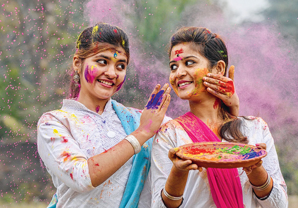 Children are using Pencil Pichkari instead of Gun Pichkari in this holi