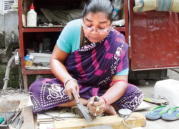 This lady does income by making keys