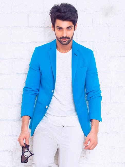 কর্ণ ওয়াহি: ‘দিল মিল গ্যায়ে’তে অসাধারণ অভিনয় করে খুব তাড়াতাড়ি জনপ্রিয়তার শিখরে পৌঁছে গিয়েছিলেন তিনি। এরপর একের পর এক রিয়্যালিটি শোয়ের হোস্ট হিসেবে টেলিভিশনের পর্দায় হাজির হয়েছেন কর্ণ। তিনি রাজ্যস্তরের ক্রিকেটারও ছিলেন। এমনকী অনুর্ধ্ব ১৯ ভারতীয় ক্রিকেট দলেও সুযোগ পেয়েছিলেন এই তারকা।