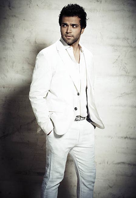 হৃতিক ধনজানি: অনেকগুলি হিন্দি রিয়্যালিটি শোয়ের হোস্ট তিনি। এটা কি জানা আছে, হৃতিক ভীষণ ভাল গিটার, ড্রাম এবং মাউথঅরগ্যান বাজানোতেও পটু।