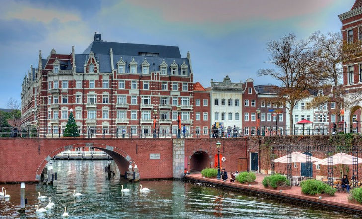 ১৯৯২ সালে সাসেবোর দক্ষিণ দিকে হারিও বলে একটি ছোট্ট দ্বীপে তৈরি হয়েছিল ‘হুইস টেন বস’। নানা রকম <br> বিনোদনমূলক সামগ্রীতে ভরা ‘হুইস টেন বস’ খুব তাড়াতাড়ি স্থানীয়দের মধ্যে জনপ্রিয় হয়ে ওঠে। <br> বাইরে থেকেও পর্যটকরা এর টানে ভিড় জমাতে থাকেন।