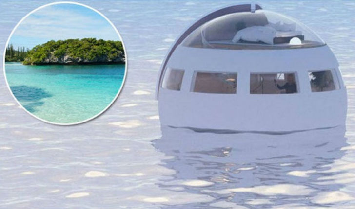 গোল বলের মতো কাচ দিয়ে ঘেরা এই হোটেলে চেপে সমুদ্রে ভেসে থাকা যাবে গোটা রাত্রি।