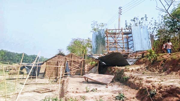 ক্ষতিগ্রস্ত: প্রবল ঝড়ে ফের ঘর ভাঙল শনিবার। নিজস্ব চিত্র