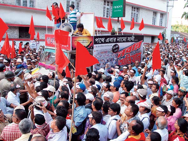 Scuffle between Police and CPIM in Nabanna Campaign for the demand of DA to Government Employees